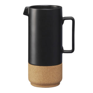 Alma Gemea mat zwart, waterkan, schenkkan, keramiek met eco kurk