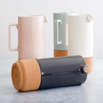 Alma Gemea mat zwart, waterkan, schenkkan, keramiek met eco kurk - Afbeelding 2