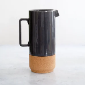 Alma Gemea donkergrijs Waterkan, keramiek met eco kurk